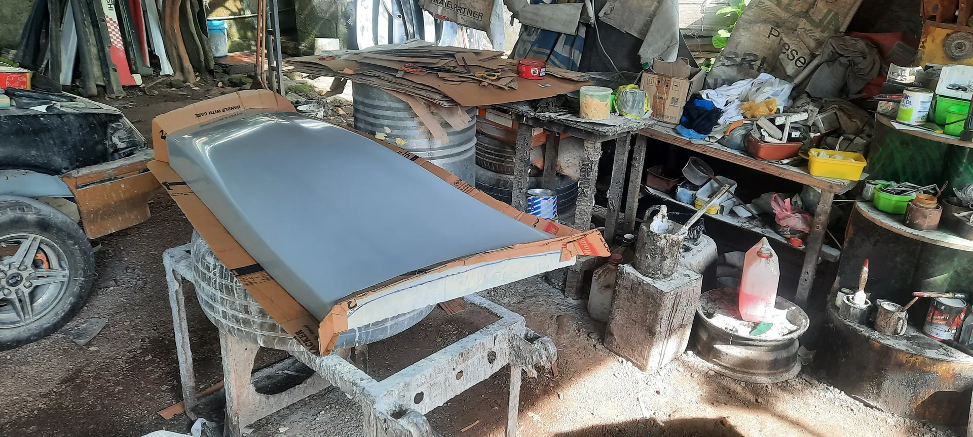 Cardboard flanges being formed around a mold pattern