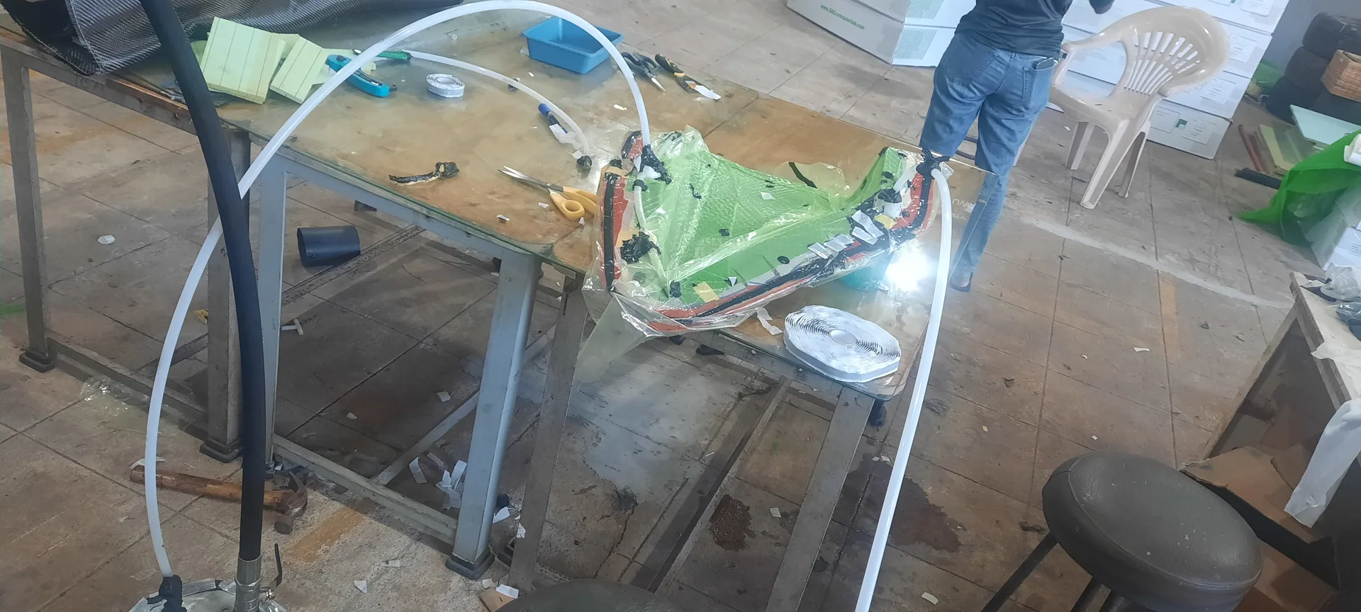 Vacuum bag and resin lines arranged for rear-quarter-panel infusion